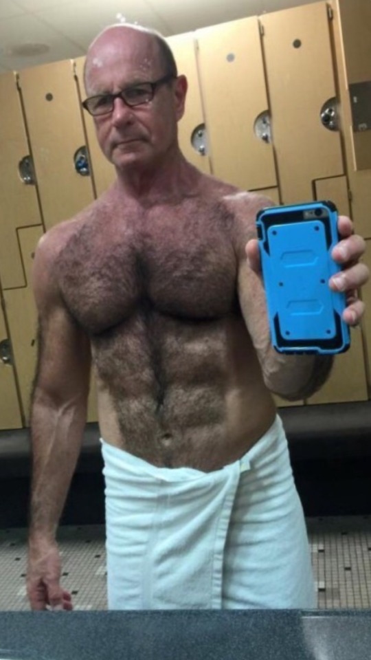 maduro64:daddies-n-bears:grisalho10:❤️💛💜 Like it.. 🔛 Share it… Follow….. @daddiesnbears for more hot content, and yummy sexy daddies 😍😋🧡💜💛Qué hermosura mi papi