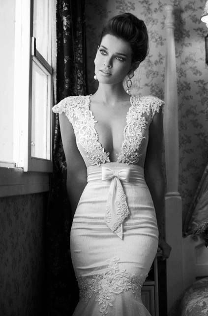 asensualsub:  Beautiful dress! 