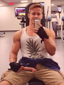 Straightcuriousbuds:  These Guys At The Gym Are Making Me Rock Hard At Work Right