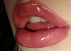 gangxpics:  GANGX PICS 🔫   Those lips, fuck that baby. Just look at her fucking mouth, her luscious lips and tongue that make up her sexy ass mouth 