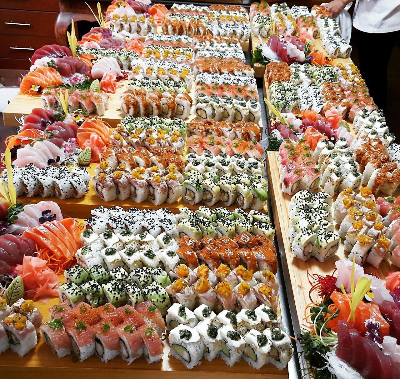 14-carat-wolf:  food-porn-diary:Sushi catering in my friend’s birthday [OC] [1080x1037]