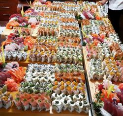 14-carat-wolf:  food-porn-diary:Sushi catering