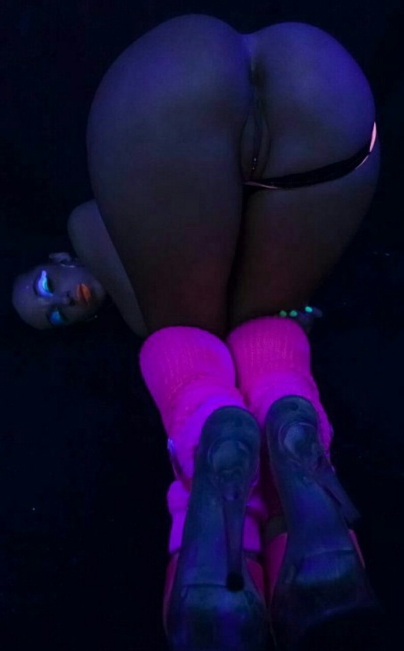 mr-bootyologist:  Some glow in the dark fun with jada.