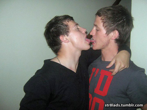 pissandpits:  straight guys playing gay are HOT!!
