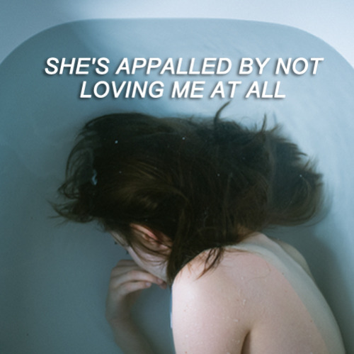 The 1975 - She lays down