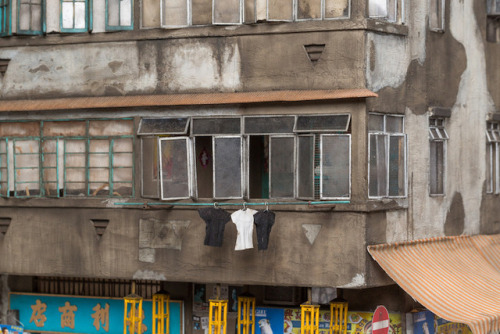 mymodernmet:Artist Creates Miniature Worlds Mimicking the Grit and Grime of Urban Architecture