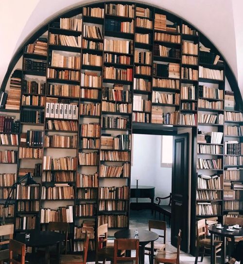 bookmania:Anyone else feel like meeting up at a coffee shop?  Photo credit: @ig//luisabonito