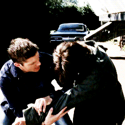 shutthefuckupcakes:Dean + that thing he does with SamI love how quick Dean is to grab and hold Sam s