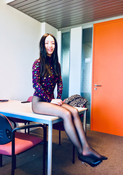 siwaqi: 老婆说想把自己性感的身材暴露给大家，她很享受路人看着她灼热的目光，期待有一天在路上被汤友认出来侵犯羞辱，欢迎大家转发宣传，