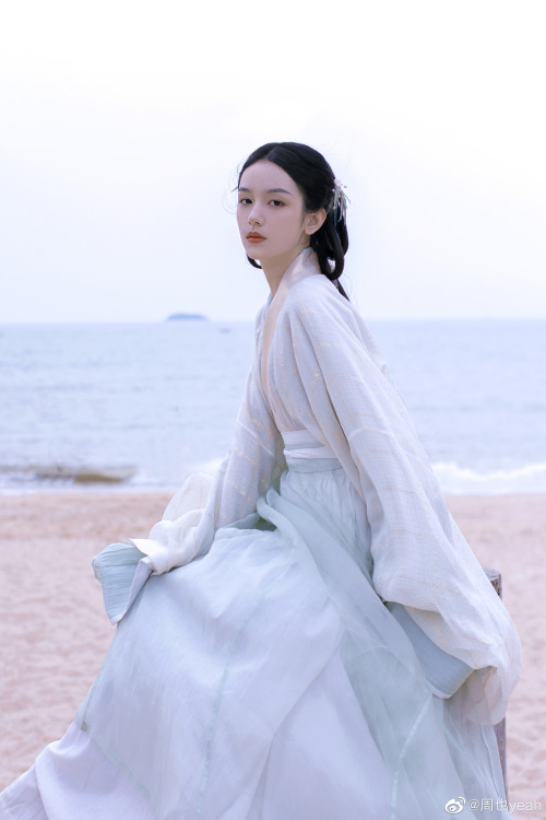 simply-zhouye:Gu Xiang in an alternate universe ~ Zhou Ye looking soft and etherally pretty in white