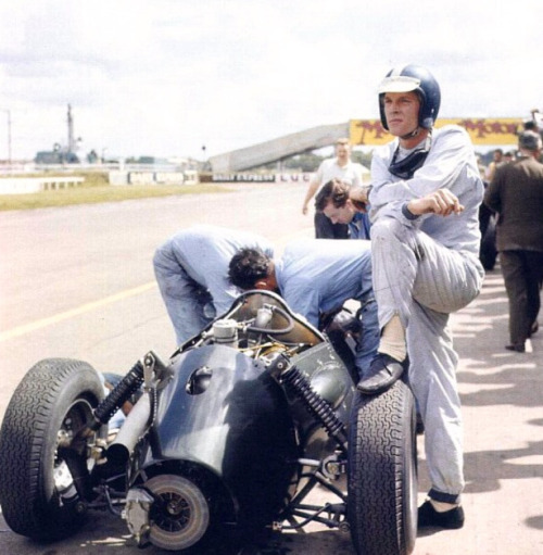 itsbrucemclaren:Dan Gurney awaits adjustments to his P48 ‘486’ , Silverstone, British GP 1960. That 