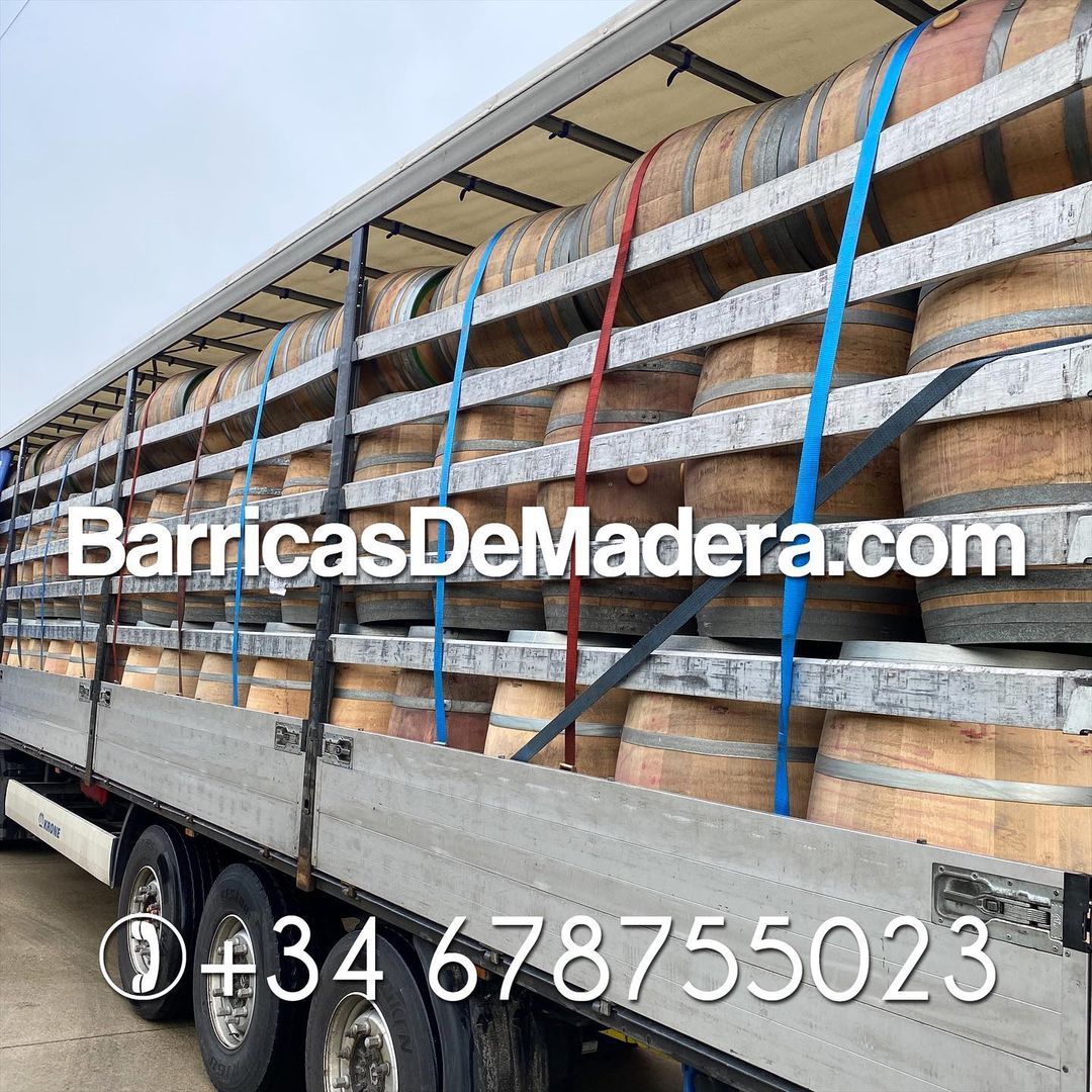 Last weeks of the year and last deliveries of barrels for our clients before Christmas time. Still at work. 💪🏼 | Últimas semanas del año y últimos envíos de barricas para nuestros clientes antes de Navidad. Seguimos trabajando.😀#usedbarrels...