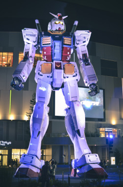 inefekt69:  Gundam Statue - Tokyo, Japan