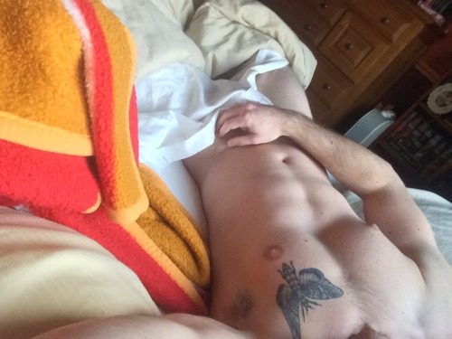 gwensdeafani:  Thoroughly enjoying not getting up… 