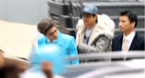 herewegobebe:  jonghyun leaving after his showcase  (cr. rubiya bam) 