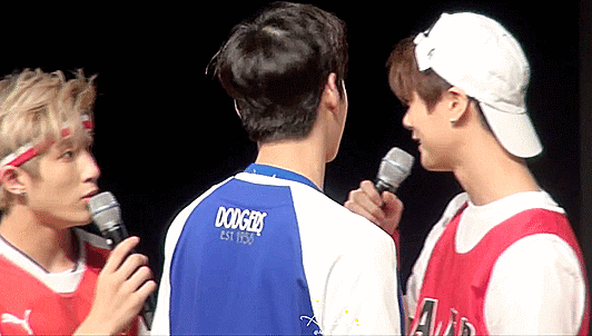 moon-hyuks:  REMEMBER DURING THAT SUMMER VIBES FAN SIGN WHERE EUNWOO CROSSED LIKE