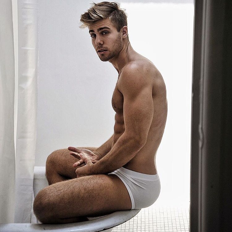 benjiauss:  When you have a mini shoot in-between your shoot! 🙇🏼📸   Ph: