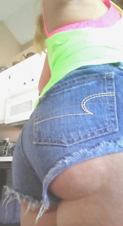 sarahxoxoblog:  Such a beautiful day ☀ I thought bright colors and short shorts would be quite fitting for today’s fun 😎😁😉 hope you all have a lovely day 💋💜💋💜