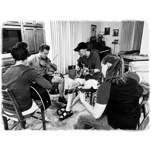 <p>Last night’s jamming #fiddle #breakdowns #kentucky  (at Leitchfield, Kentucky)</p>