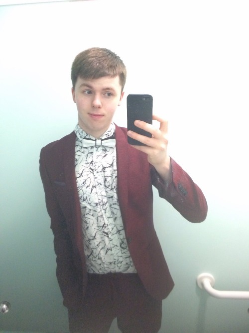 taptapthatass:  mrtwentington:  When I’ve dressed fancy and loved it  @god why does he get to be so gorgeous? Like…. How?