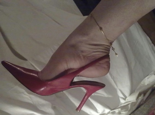 love4heels:  Very sexy red high heel slingbacks