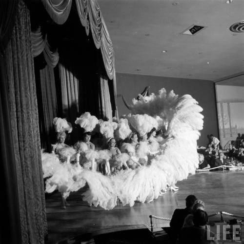 Showgirls in a Miami nightclub(Robert W. Kelley. n.d.)