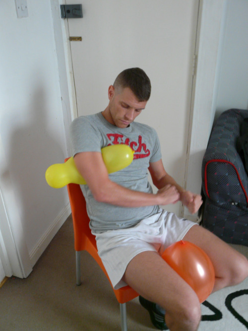 adolf1234q: mendealingwithballoons:  A few photo’s of my mate Andy and what he does to balloon