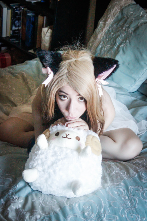 jeepers-reapers:  Pictures from our mini shoot today in the bad lighting of my bedroom Model: boundbyleatherandinkMew~ 