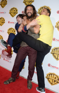 Celebsofcolor:jason Momoa, Ray Fisher And Ezra Miller At Cinemacon 2017 Warner Bros.