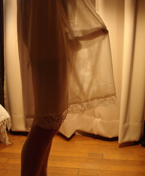 ohmypantyman: gutmamasboy3:Aus der Zeit der feuchten TräumeEine Dame erlaubt mir das ich ein Ne