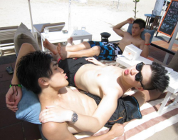 smokinhawtt:  merlionboys:  Boys having fun in the sun! (:  Cutie with the shades on 