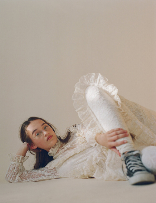 cathrinabroderick:Elizabeth Davison photographed by Dario Catellani for Numéro China. Fa