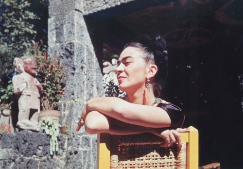 colecciones: Frida seated in her garden, 1943. Photo by Florence Arquin.