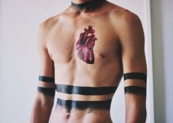 des-mecs-et-des-tattoos:  Un coeur à prendre ? 3leapfrogs:  •=• •=• •=•3leapfrogs  