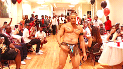 top-azzpirations:  voyagebysexualdiscovery:  She is Working it  and bet he gets savage