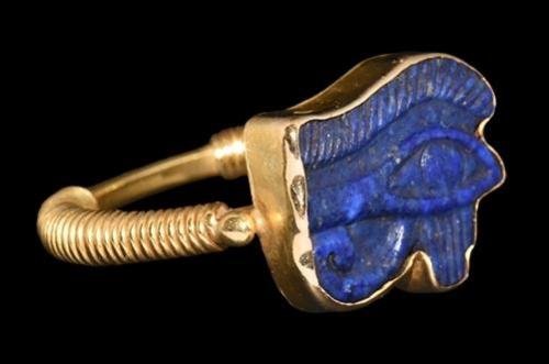 Egyptian Lapis Lazuli Eye of Horus in Gold Ring, Third Intermediate Period, 1069-702 BCA carved lapi