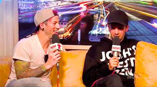 vintagejosh:“thoughts on fanfiction?” 3/? favorite ‘joshler’ moments