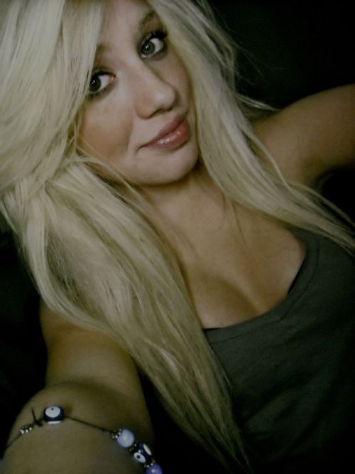 mememeiminlovewithme:  mybabebeauty:  Some hawt videos http://bit.ly/mybabebeautyvids  