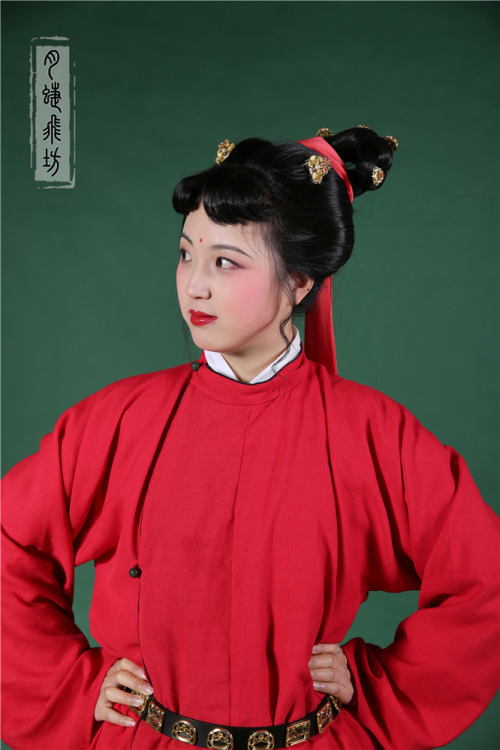 Traditional Chinese clothes, hanfu. Tang dynasty style: 襦裙rú qún,  圆领袍yuán