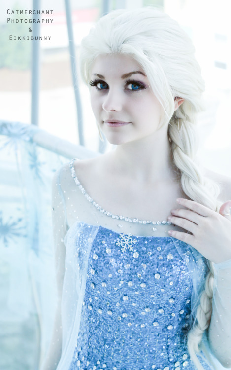 eikkibunny:  MY QUEEN ELSA PHOTOSHOOT PT 1 !!! ;v;  Read the review here ! Like my facebook here  / Photographer’s page 
