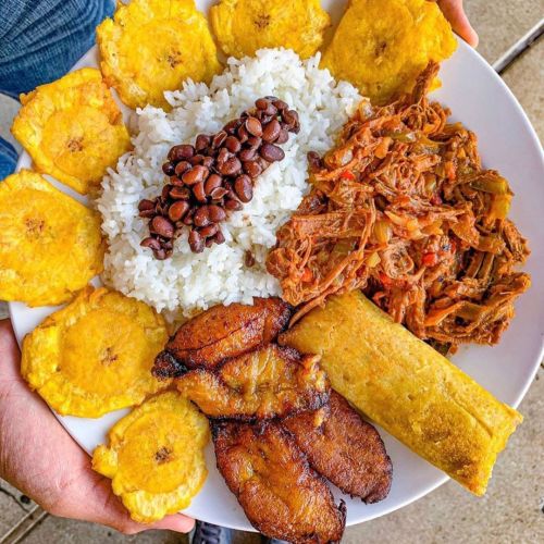 You can never go wrong with ropa vieja and plátanos!Yes, we’re obsessed with plantains&hellip;mind y