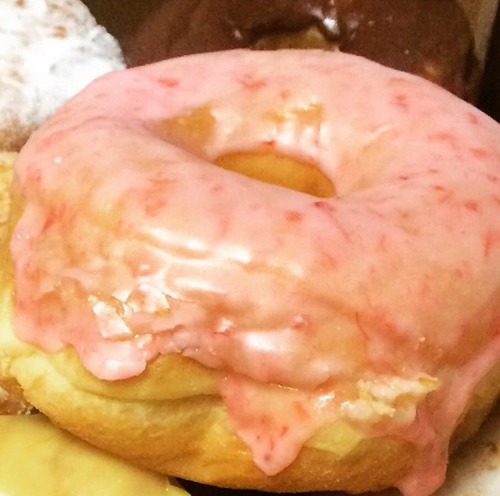 drankinwatahmelin:  mariannadominicana:  graceless-goddess:  afro-arts:  Dat Donut  www.datdonut.com  Chicago, IL  CLICK HERE for more black owned businesses!  Wow. My heart. And stomach  I need to hit up this place immediately   thats a big ass donut.