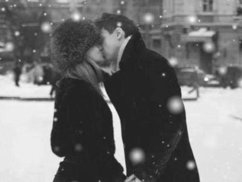 empoweredinnocence:  verabeert:   “If kisses were snowflakes, I’d send you a blizzard”.-Unknown ❤😘❄   Simple Elegance   @nodelicatesensibilities receive any snow recently? ;)  @empoweredinnocence yes…