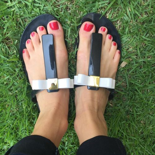 toenaildesign: Lovely sandals ▪️▫️ #feetup #feet #foot #footy #toes #toenails #porn #nails #rednails