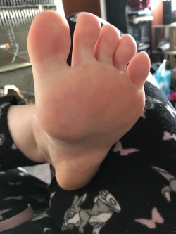 ellessexyfeet:  Getting ready for me;)