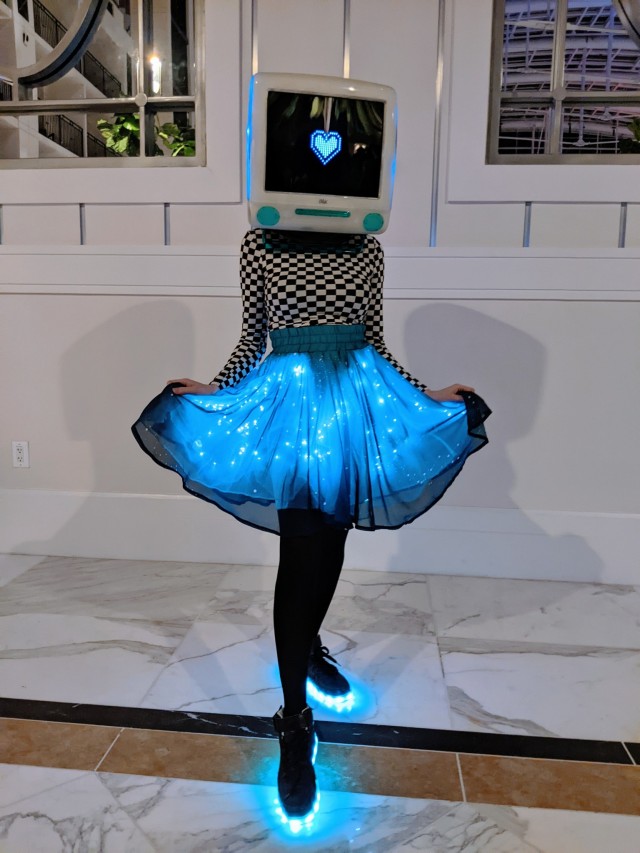 I brought my upgraded iMac G3 object head cosplay to Katsucon! I can now ✨express myself ✨!