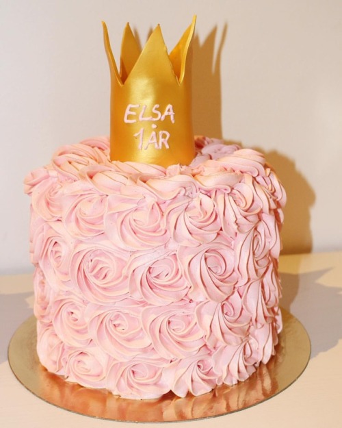 Cake for a princess #cake #cakeorder #goldencrown #birthdaycake #birthdaygirl #birthayprincess #rose