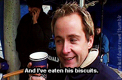 barrelsofdwarrows:Billy Boyd (Pippin) stealing Sir Ian McKellen (Gandalf)’s tea and biscuits during 
