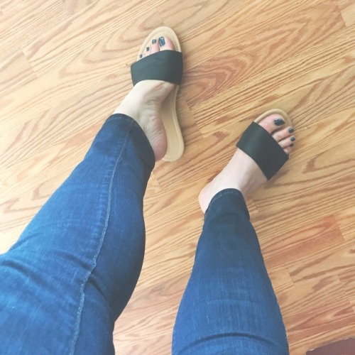 Classic wide band sandals.