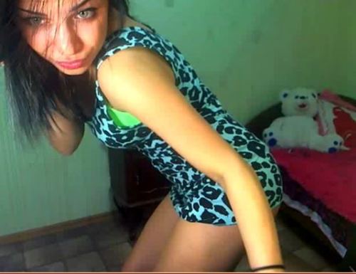 Belle brune en mini jupe pour une exhibe webcam tres coquine elle est chaude clique ici pour voir ce